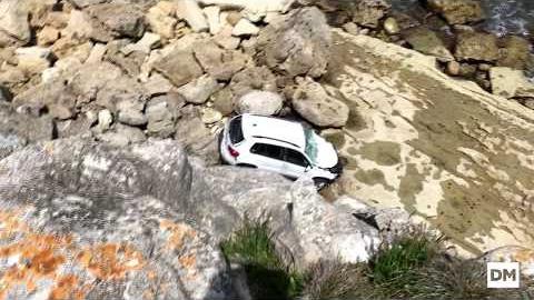 El Diario Montañés | July 17, 2017 | Arrojan un coche por un acantilado de La Maruca