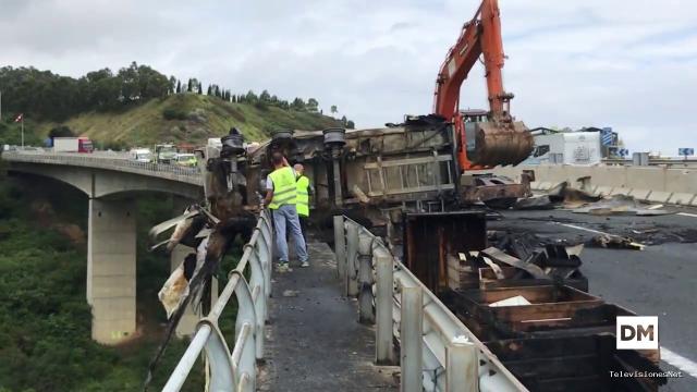 El Diario Montañés | August 3, 2017 | Así fue la compleja retirada del camión siniestrado en Ontón