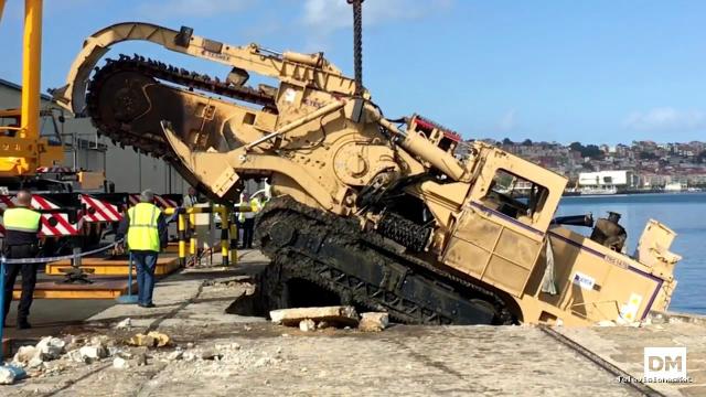 El Diario Montañés | September 26, 2017 | Rescatan con éxito la máquina hundida en el Muelle de Maliaño