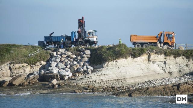 El Diario Montañés | November 17, 2017 | Costas construye un rompeolas para proteger La Maruca de los temporales
