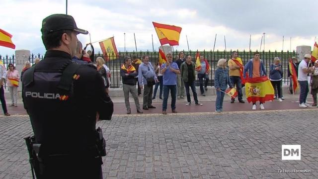 El Diario Montañés | November 6, 2017 | Banderas de España y cánticos contra la independencia de Cataluña reciben a Pablo Iglesias