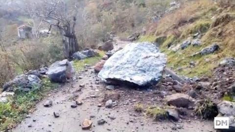 El Diario Montañés | December 12, 2017 | Un desprendimiento de tierra y rocas corta la carretera en Mirones y Rubalcaba
