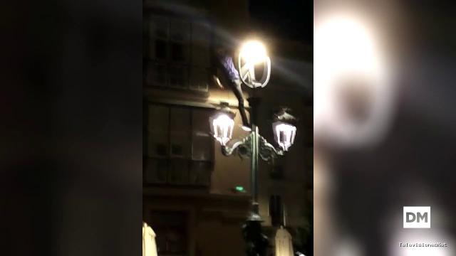 El Diario Montañés | January 8, 2018 | La Policía busca al hombre que rompió en Año Nuevo la farola de Cañadío colgándose de ella